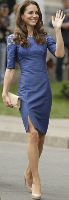 navy blue dress and nude shoes